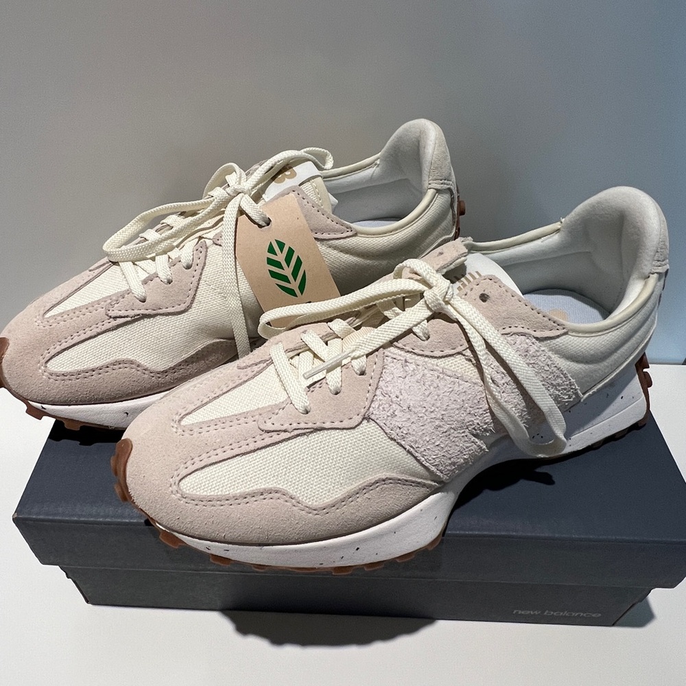 NWT New Balance shoes, Style 327 beige beige. 💕✨